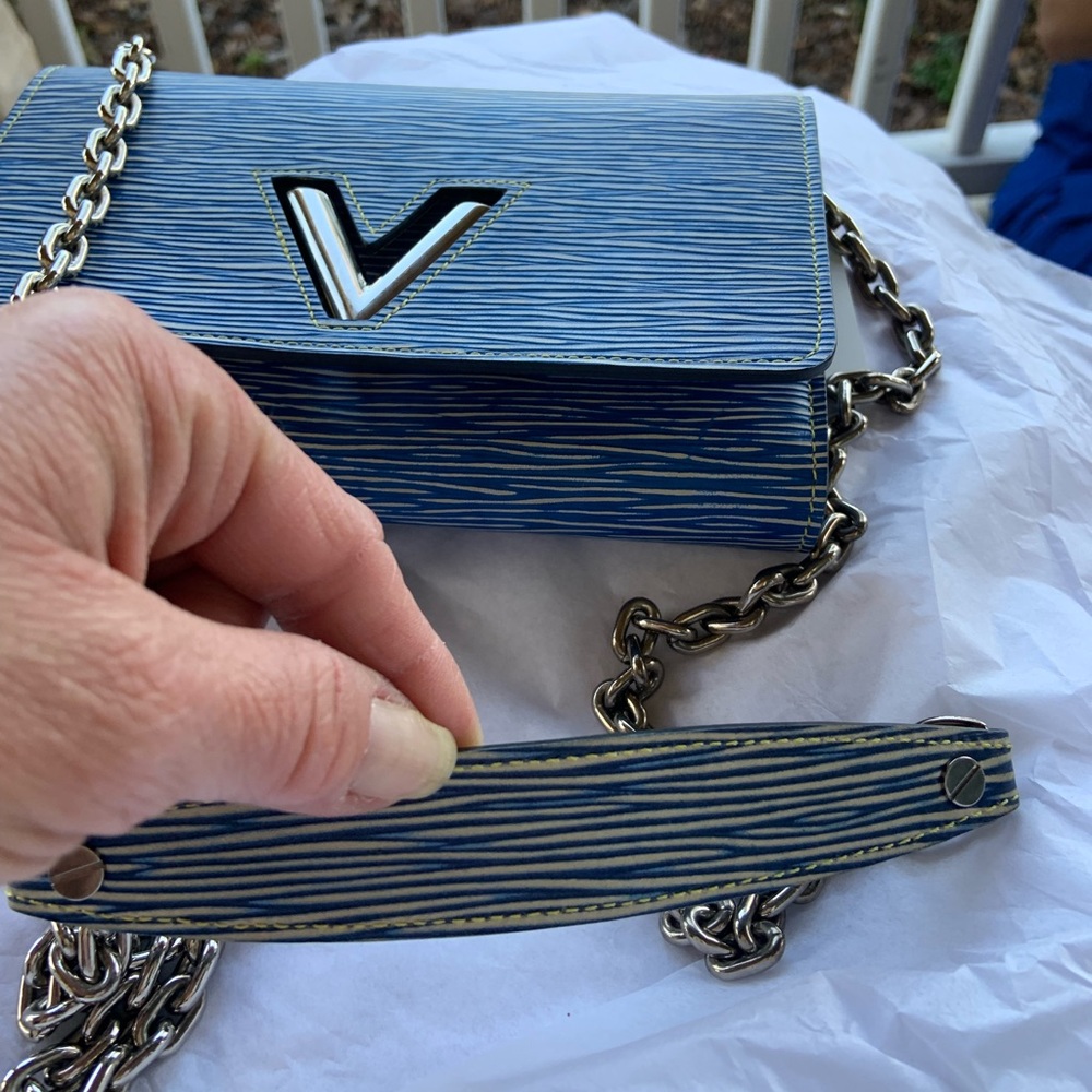 Authentica louis vuitton crossbody twist epi blue
